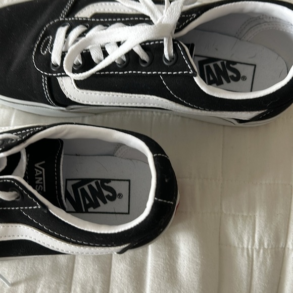 Vans Size 8 Tennis Shoe - Picture 5 of 5